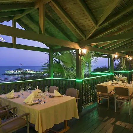 Üdülőközpont Delphin Palace 5*